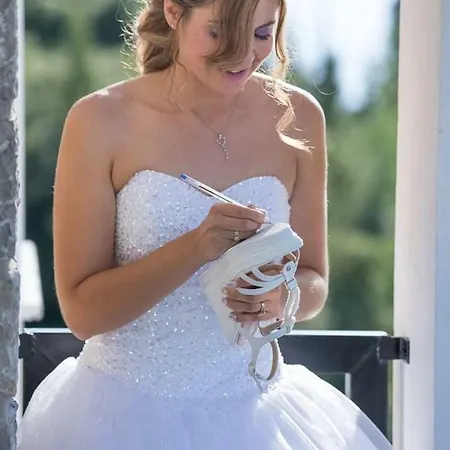 Vera Áyios Nikítas